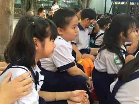 Học sinh khóc khi nghe chuyện kể về bố