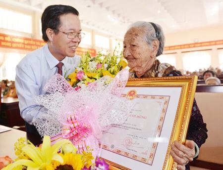 Tặng và truy tặng danh hiệu Bà mẹ Việt Nam anh hùng cho 141 mẹ