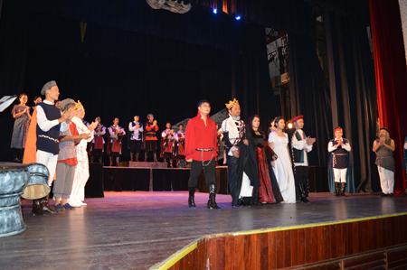 Xem Hamlet để hiểu cuộc đời