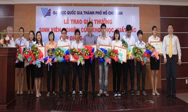 Trao thưởng 24 công trình nghiên cứu xuất sắc của sinh viên