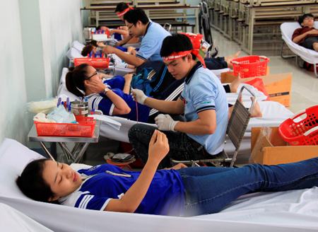 Hiến gần 1.000 đơn vị máu cứu người
