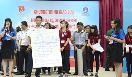 Chiến sĩ bảo vệ biển đảo giao lưu với sinh viên