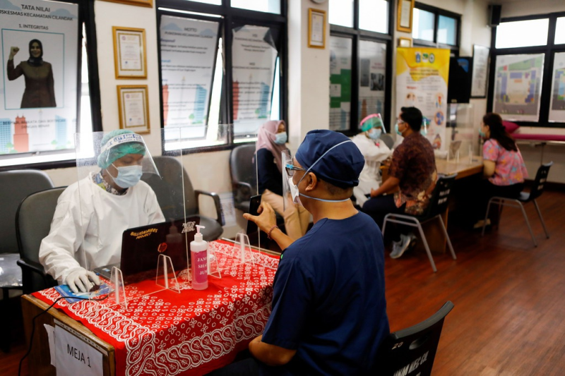 Một bác sĩ làm thủ tục tiêm vắc xin Covid-19 tại Jakarta, Indonesia /// Reuters