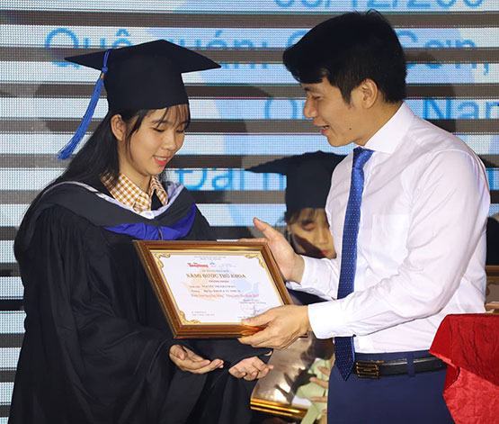 Trao học bổng “nâng bước” cho 50 thủ khoa