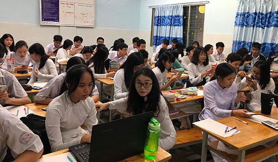 Học sinh làm bài kiểm tra trên điện thoại