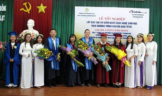 Trao bằng tốt nghiệp ngành công nghệ sinh học chuyển giao từ Úc