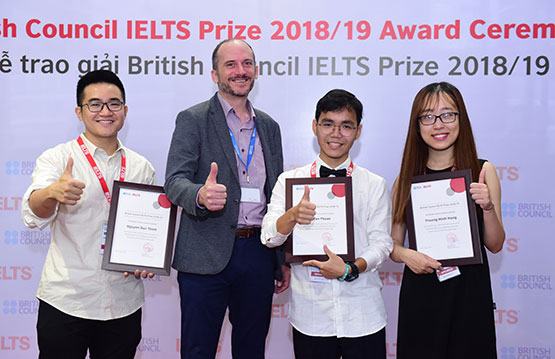 Ba thí sinh Việt Nam nhận học bổng IELTS Prize