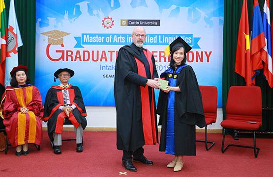 Trao bằng thạc sĩ ngôn ngữ ứng dụng cho 34 học viên Việt Nam
