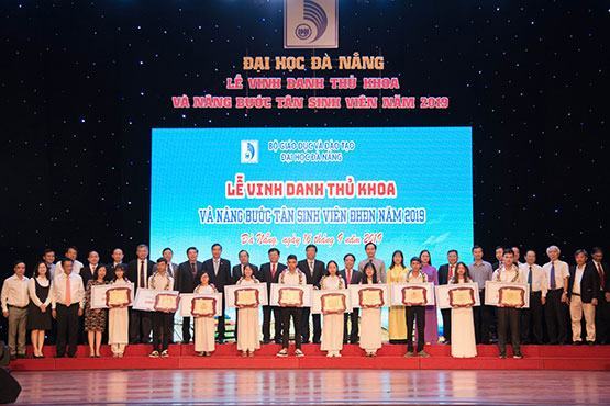 ĐH Đà Nẵng vinh danh thủ khoa năm 2019
