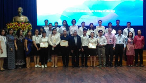 Trao thưởng 30 đề tài NCKH sinh viên