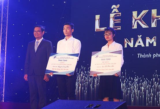 Tặng hơn 1,7 tỷ học bổng cho sinh viên