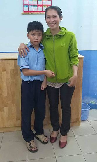 “Thưởng nóng” học sinh trả lại tiền nhặt được