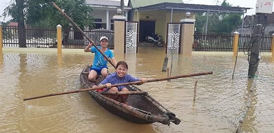 Chuyện về cô giao liên vùng lũ