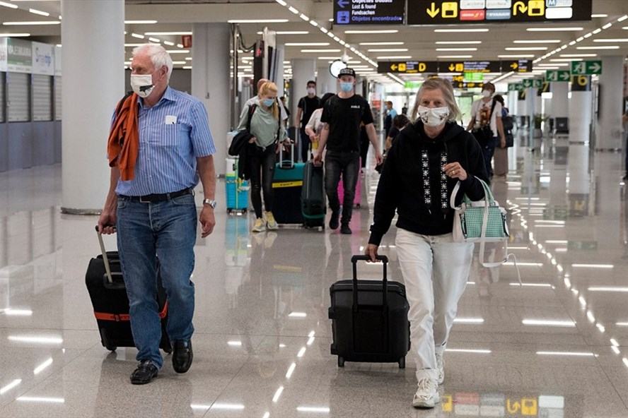 EU tiến tới mở cửa đi lại nội khối và nới lỏng với bên ngoài