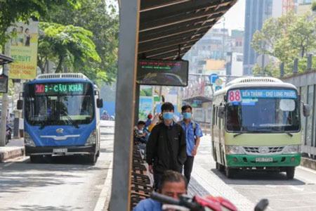 Xe buýt đang… lao dốc