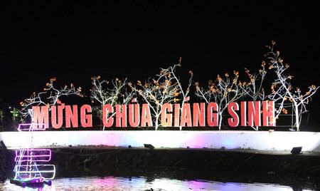 Hang đá khổng lồ ở làng ven đô lung linh chào đón Giáng sinh