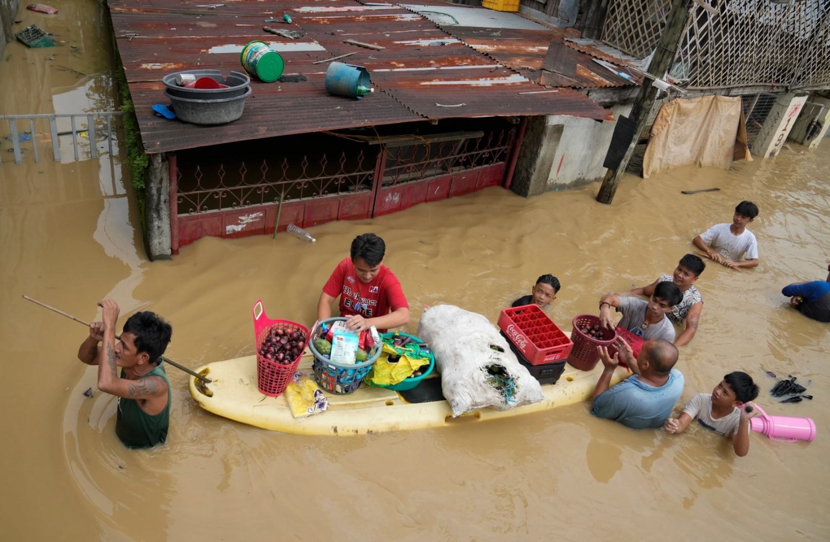 Bão Noru nhấn chìm nhiều vùng rộng lớn ở Philippines