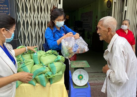 Mang rác đi, lấy gạo về!