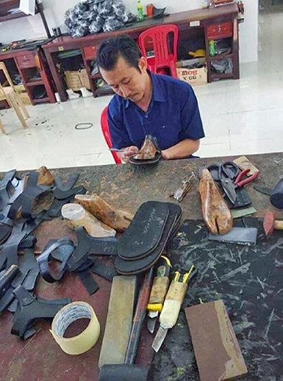 Sinh viên với “Câu chuyện của những chiếc giày”