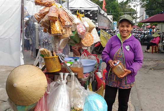 Bán hàng rong nuôi hai con ăn học