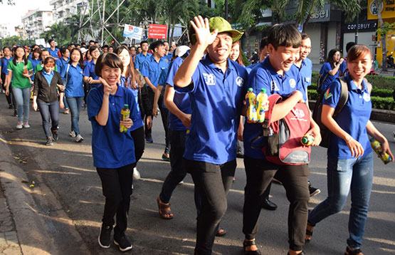 5.000 người đi bộ đồng hành “Tiếp sức đến trường”