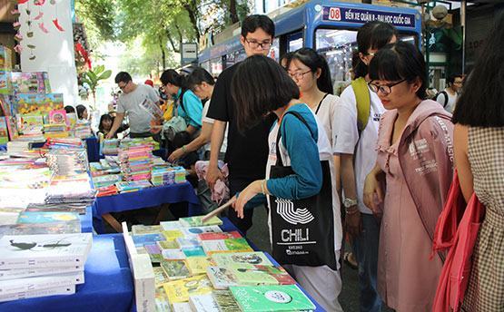 Học sinh đến Đường sách ngày càng đông