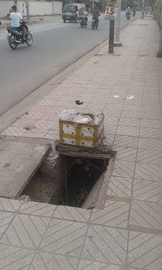 Miệng hố ga hỏng nắp gần trường MN
