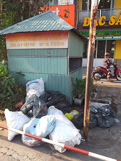 Rác “bao vây” chốt an ninh khu phố