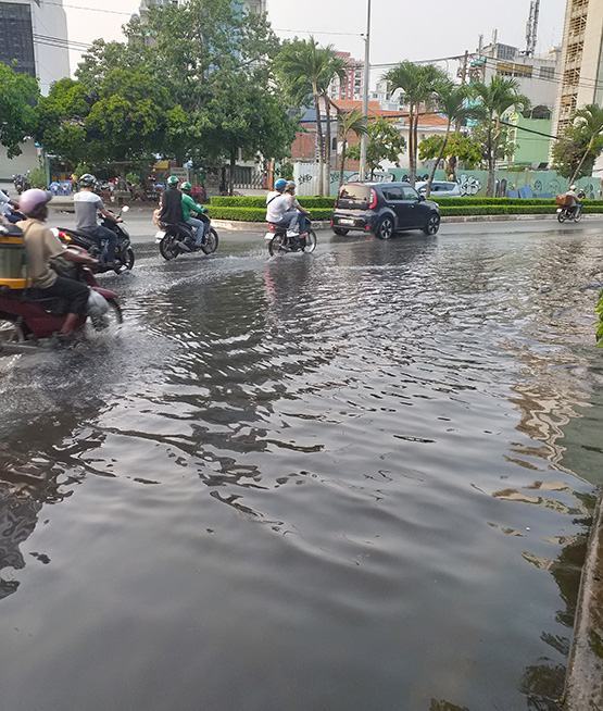 Đoạn đường nhiều “ao, hồ” cần nâng cấp