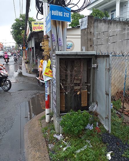 Tủ điện bung nắp nguy hiểm!