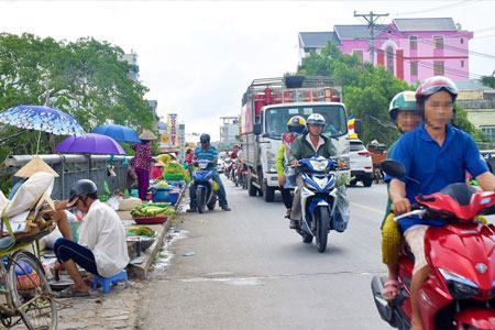 Dẹp chợ dân sinh bám đường quốc lộ: Trách nhiệm của chính quyền địa phương