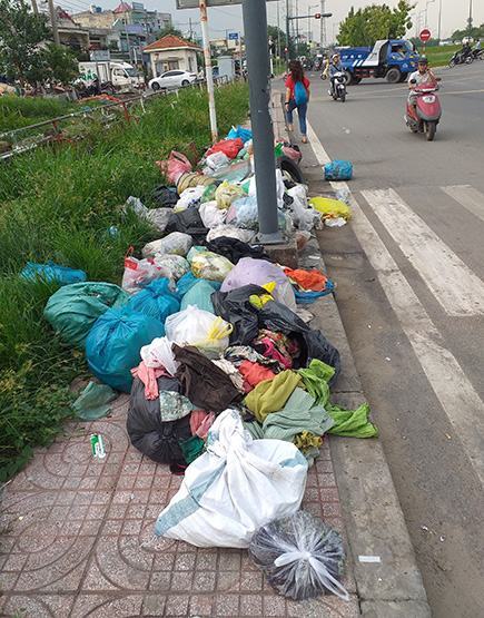 Đống rác tự phát chiếm vỉa hè gây ô nhiễm