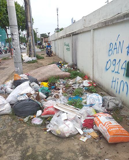 Đoạn vỉa hè vô cùng nhếch nhác, ô nhiễm