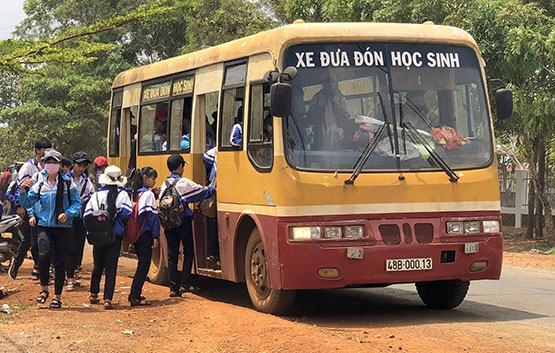 Phân công giáo viên có kinh nghiệm đưa đón học sinh bằng xe ô tô