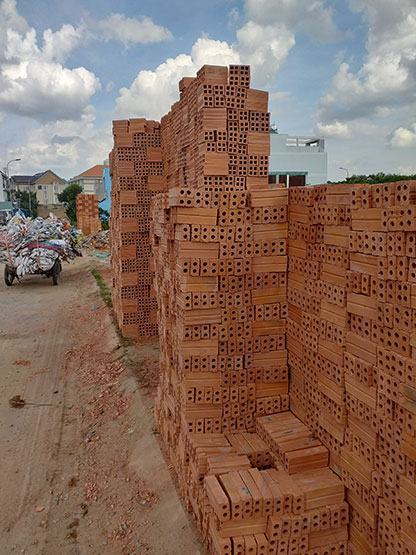 Quá nguy hiểm những trụ gạch xếp bên lề đường