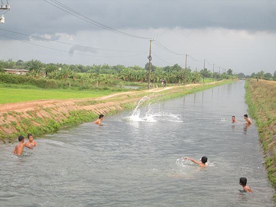 Trẻ nghỉ hè ở quê