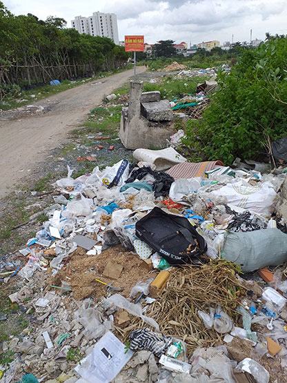 Con đường của nhiều bãi rác tự phát gây ô nhiễm