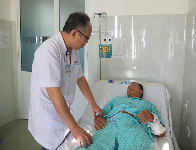 Bác sĩ Mai Bá Tiến Dũng thăm khám cho bệnh nhân sau phẫu thuật /// Nguyên Mi