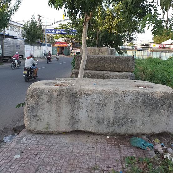 Những khối bê tông án ngữ trên vỉa hè
