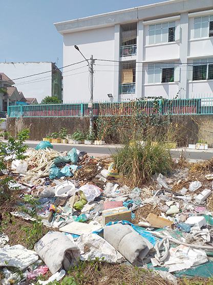 Bãi rác “khủng” sát trường học