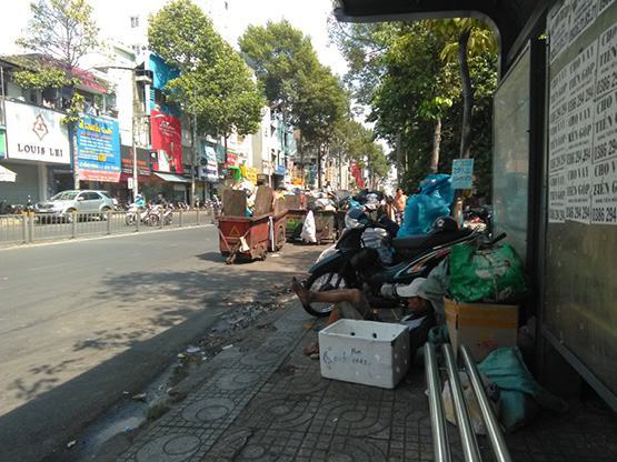 Nhếch nhác ở trạm xe buýt
