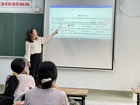 Ôn thi tốt nghiệp THPT 2022: Môn tiếng Anh:  Chú trọng kỹ năng làm bài