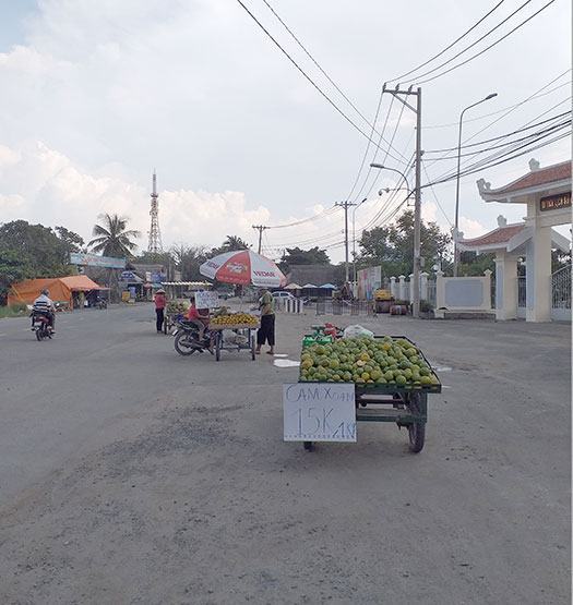 Hàng rong xe đẩy chiếm đường gây cản trở giao thông