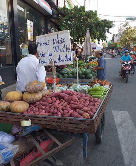 Nhức nhối chợ tự phát chiếm lòng lề đường