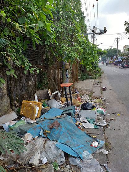 Bãi rác tự phát gần nơi gắn camera