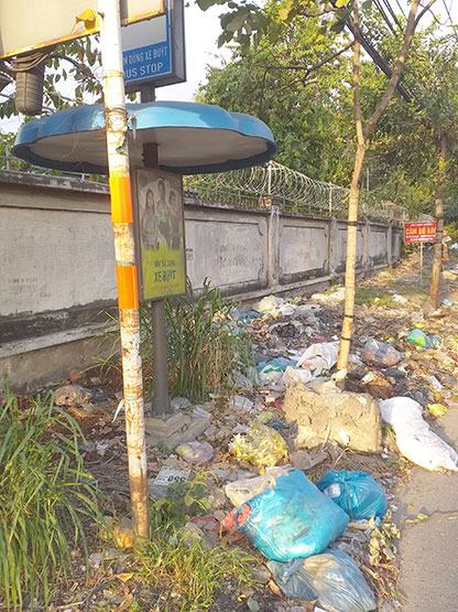 Trạm buýt vô cùng nhếch nhác, ô nhiễm