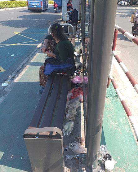 Trạm buýt hiện đại nhưng… nhếch nhác