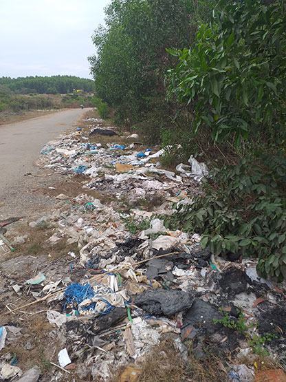 Nhiều bãi rác tự phát gây ô nhiễm bên đường Hàng Tre