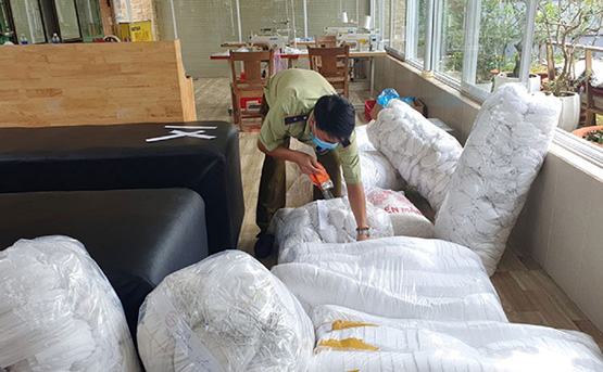 Thu hàng chục ngàn khẩu trang gia công không phép