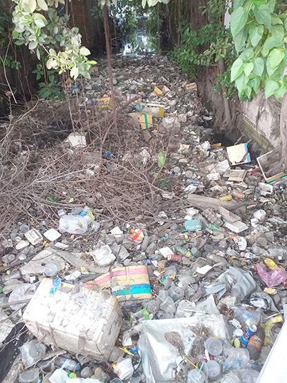 Rác thải “trút” xuống kênh rạch